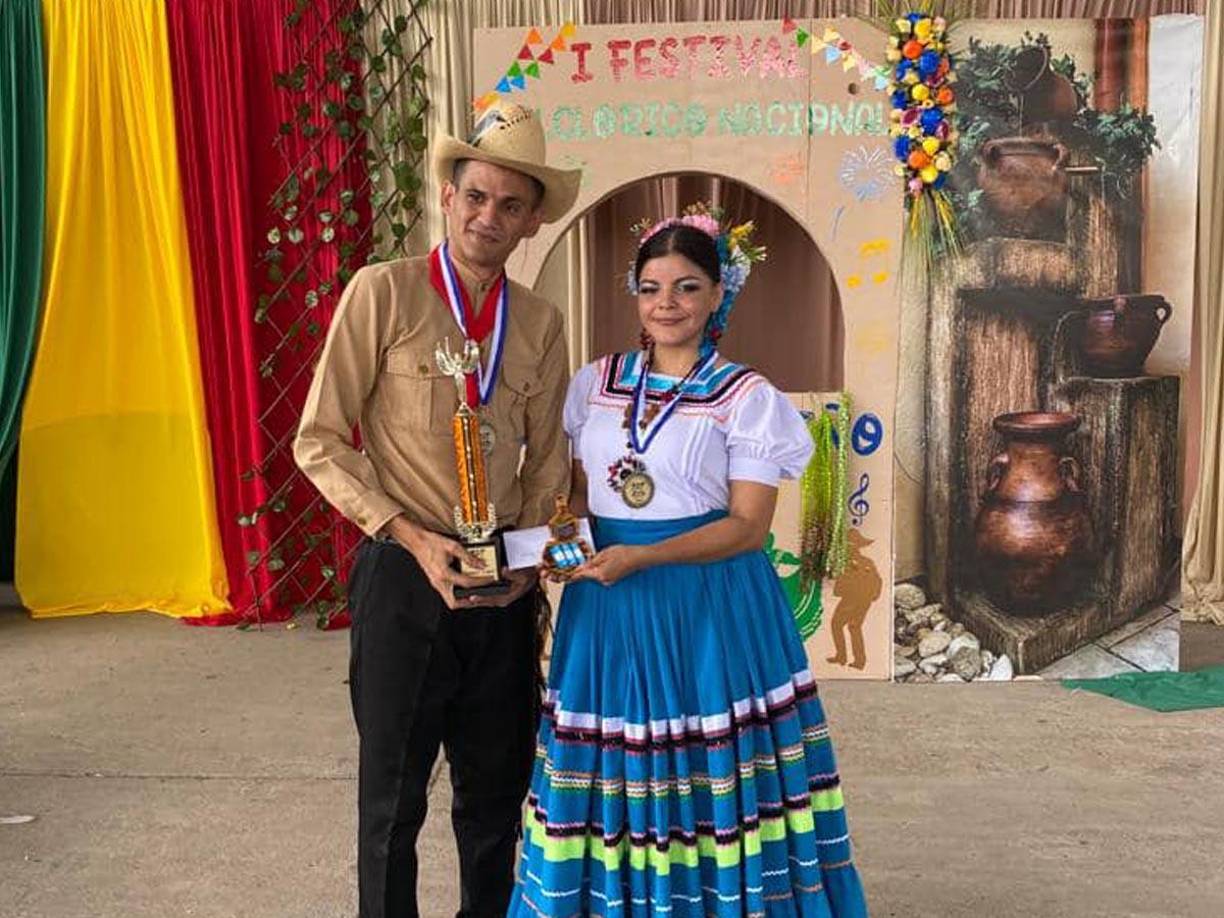 Magisterial Zenzontle ganó primer lugar de danza en pareja y primer lugar de todas las categorías. 