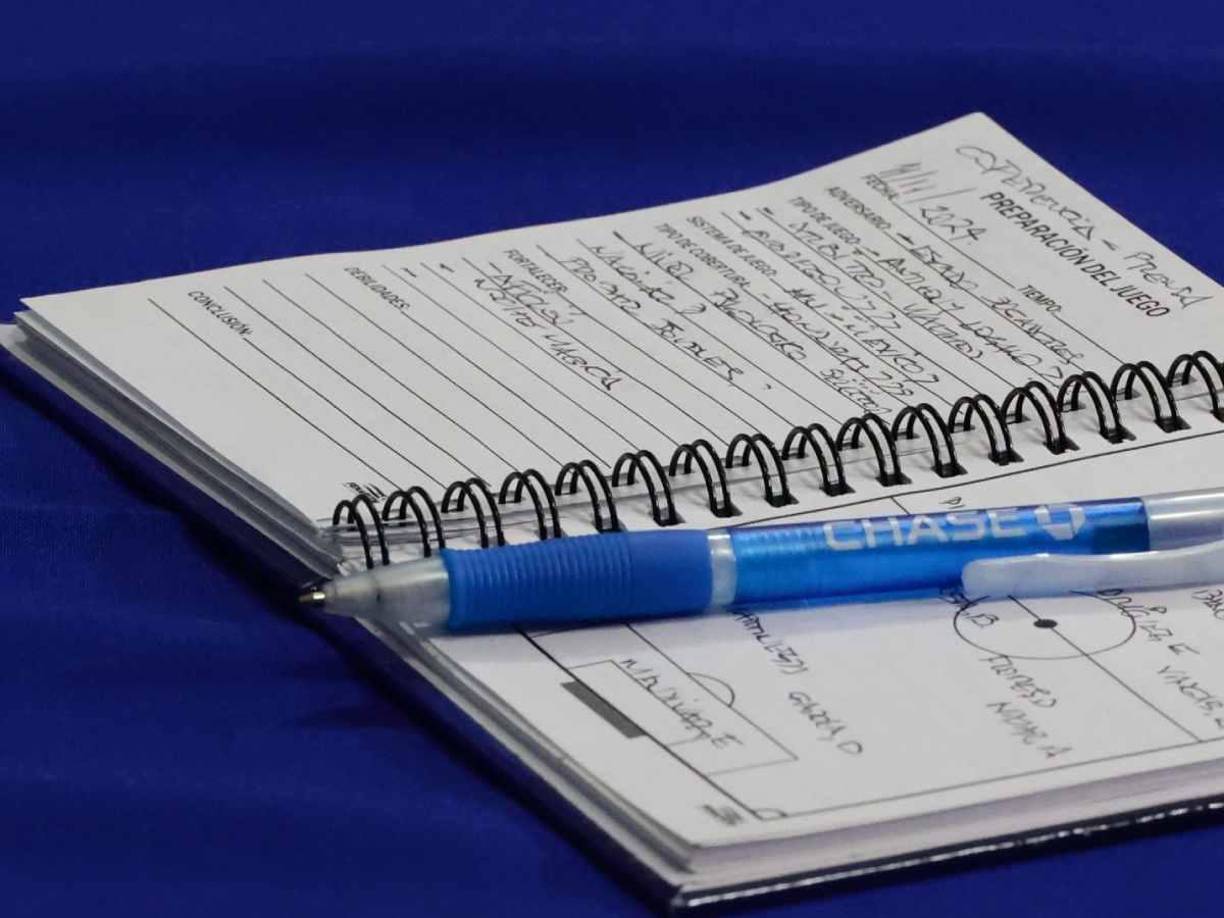 La libreta de Reinaldo Rueda con cada uno de sus apuntes. 