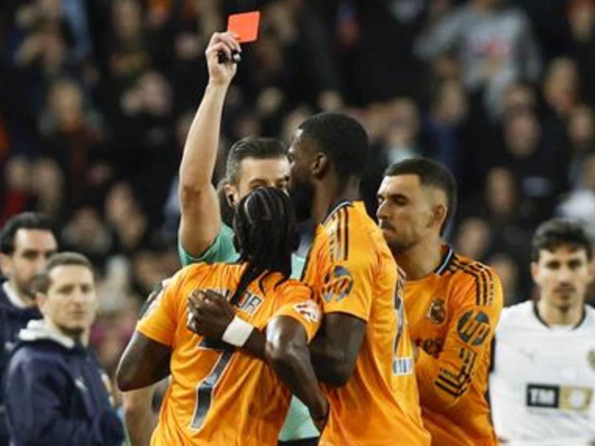 El árbitro le mostró la tarjeta roja a Vinicius y el brasileño intentó lanzarse contra el árbitro. 