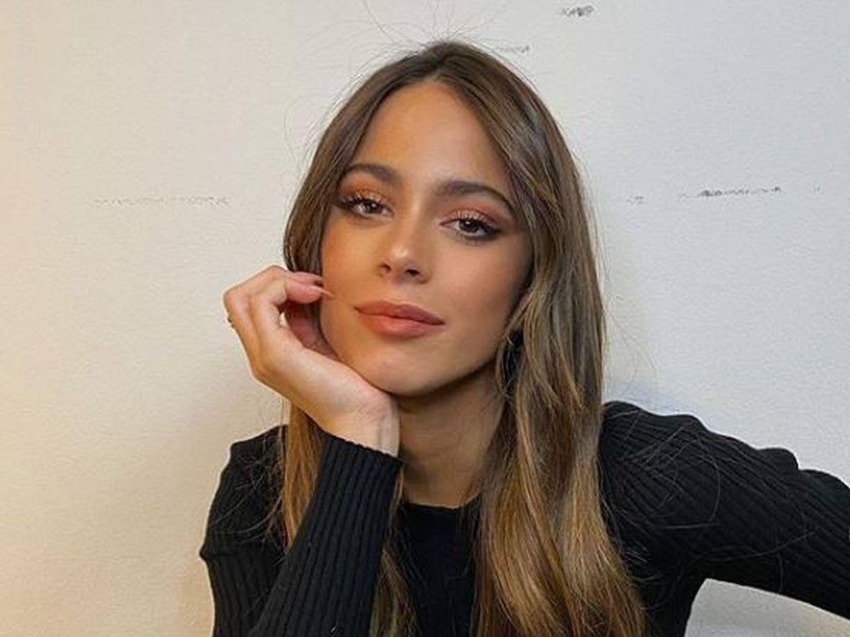 “Confirmé la información con su papá porque había un rumor desde hace dos días y ahora se sabe que dio positivo”, informó Ángel de Brito en su espacio del canal El Trece de Argentina. “Tini está perfecta, sin dolencias y se siente bien. Estaba por viajar a Europa en los próximos días así que se hizo el test y se confirmó el resultado. Está tranquila en Buenos Aires”, explicó.