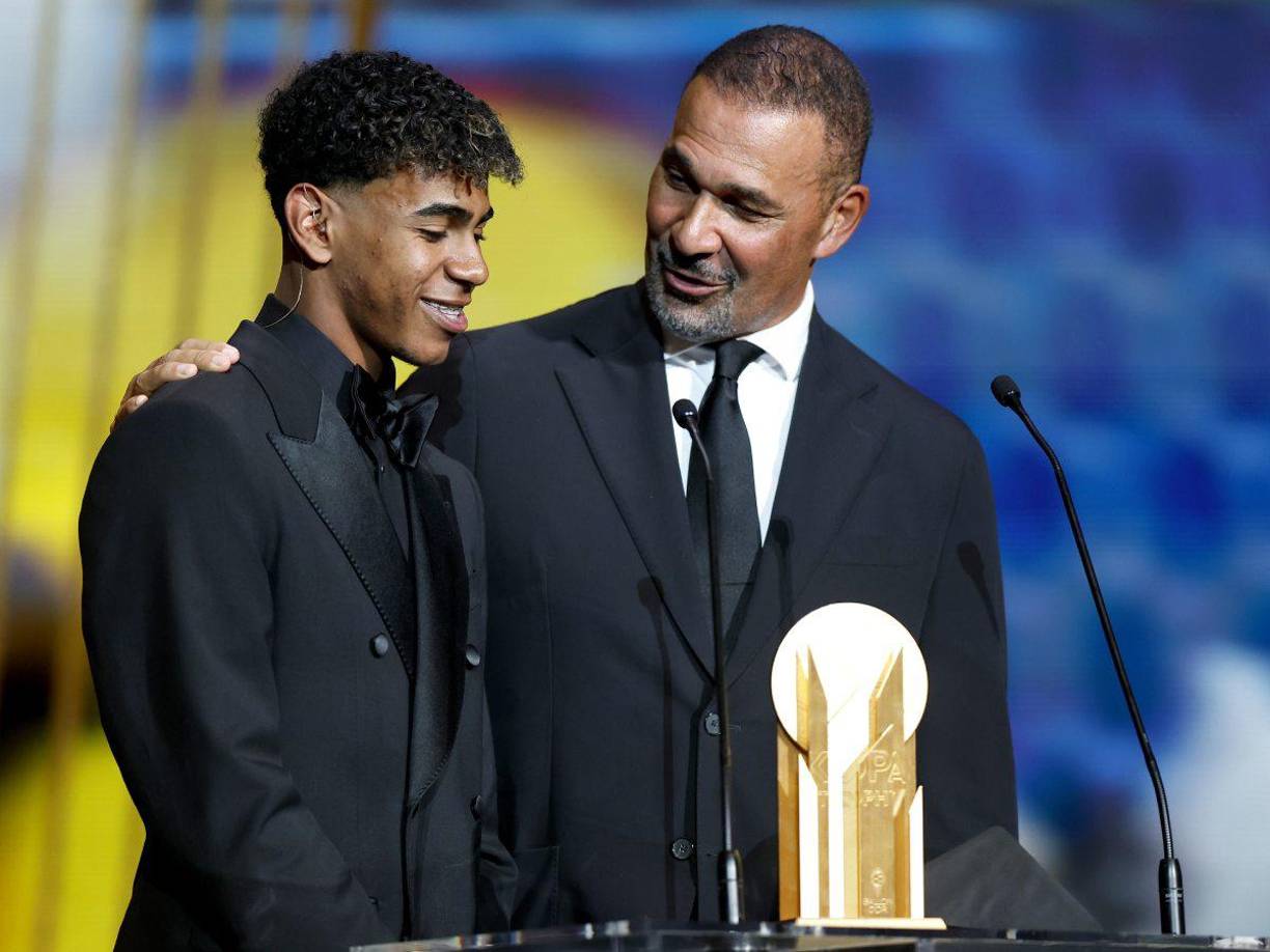 Un blooper de Lamine Yamal: No entendió una pregunta que le hicieron en inglés y Ruud Gullit tuvo que traducirle. 