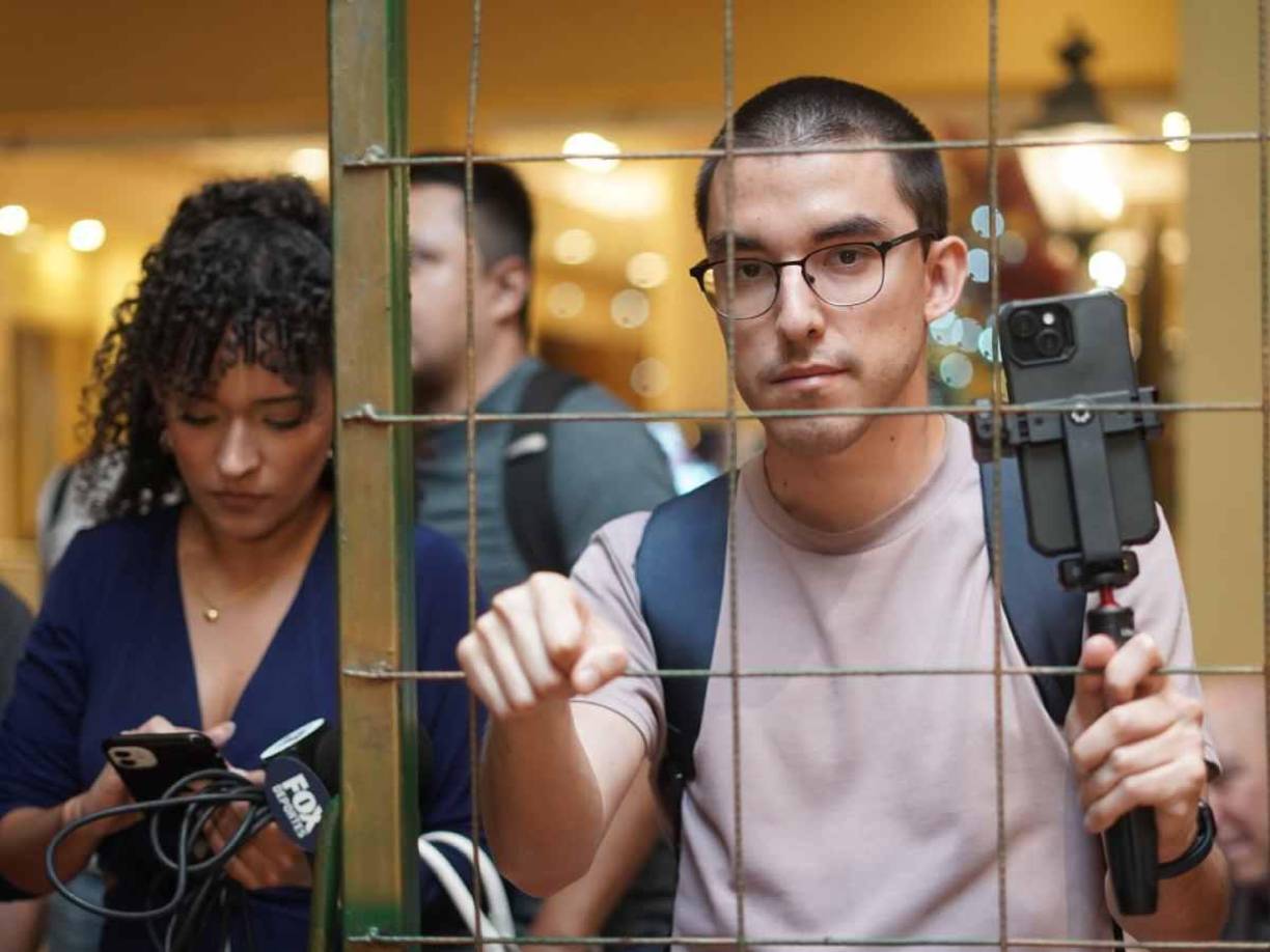 Los medios aguardaban la llegada de la Selección Mexicana en la zona asignada y con el cerco perimetral a la vista.