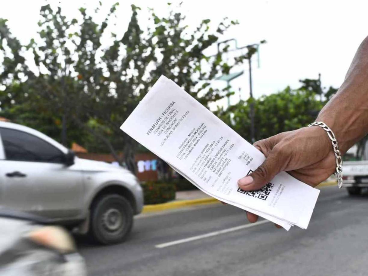  “Que pidan la cédula al vendedor para evitar así la falsificación de boletos”, señalaron personas del mercado negro.