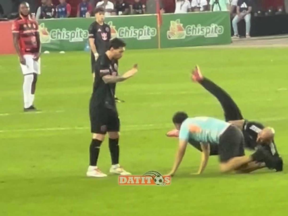 El guardaespaldas se fue al suelo al ser derribado por el aficionado mientras Leo Messi reaccionaba con gestos en su cara.