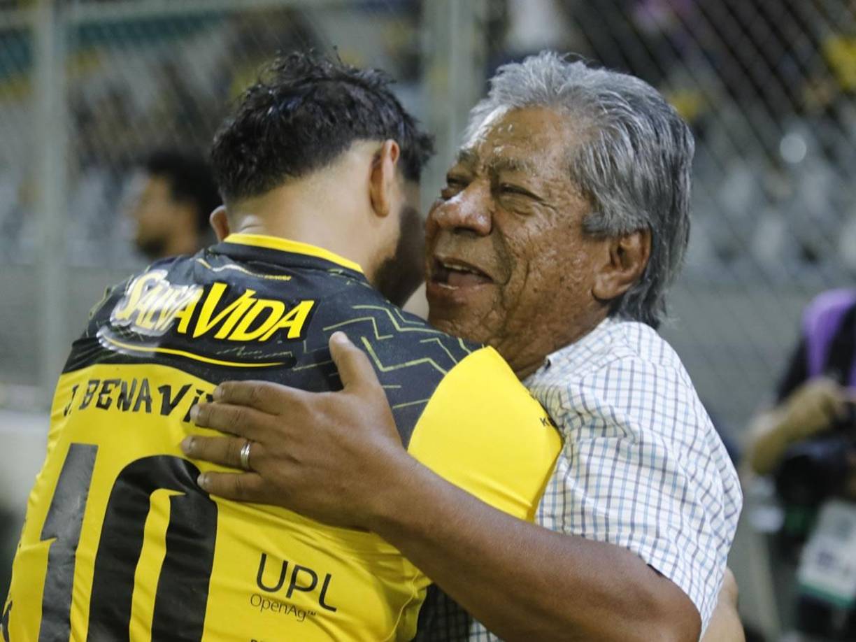 Jhow Benavídez, capitán del Real España, también se acercó a ‘Primitivo‘ Maradiaga para saludarlo.