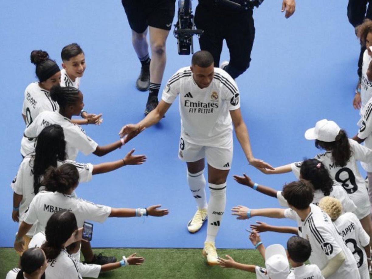 Niños le hicieron un pasillo a Mbappé para despedirlo. 