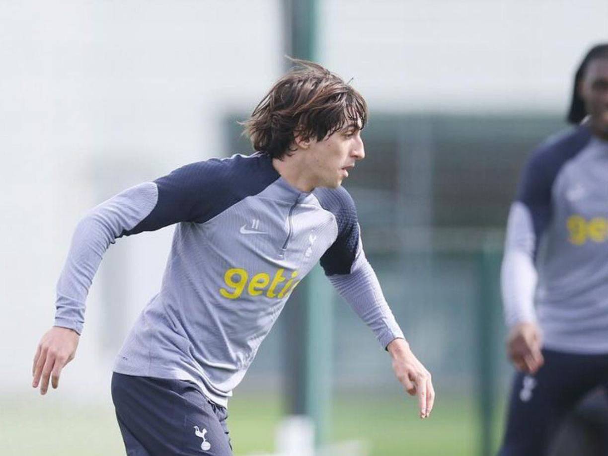 Fabrizio Romano indica que Bryan Gil deja el Tottenham y se irá cedido al Girona. Ya tiene todo acordado y el entorno del jugador ha informado a los Spurs su deseo de unirse al club inmediatamente.