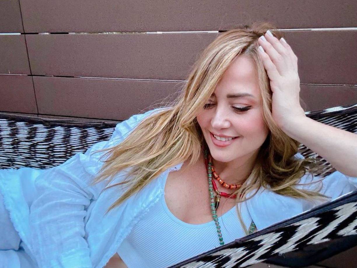 “Qué raro, de verdad no sé de dónde salió eso... Pero es lo que menos importa... Qué tristeza su partida”, concluyó la conductora.