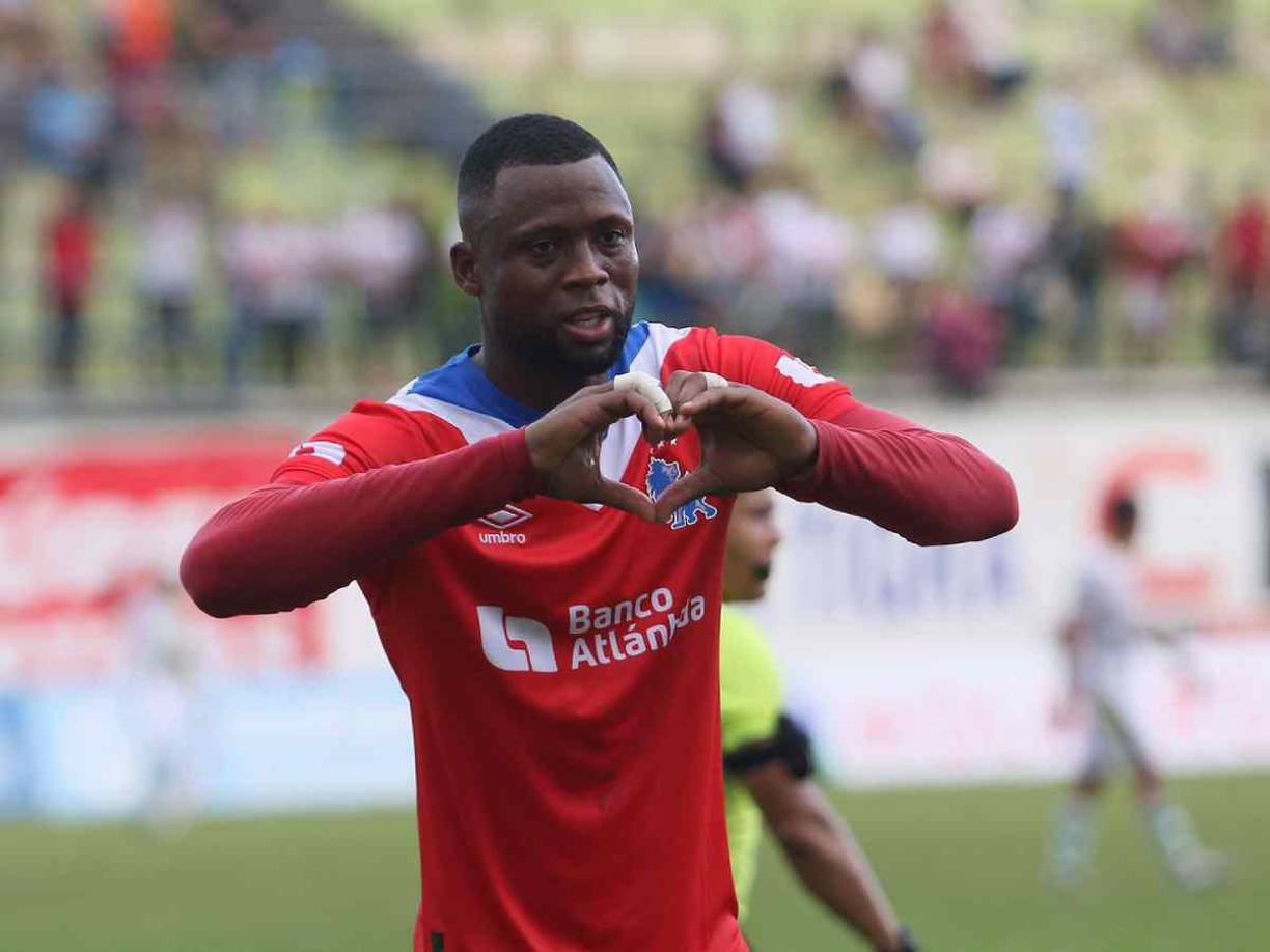 Yustin Arboleda volvió a la titularidad del Olimpia y lo hizo de forma fabulosa al marcar un doblete. 