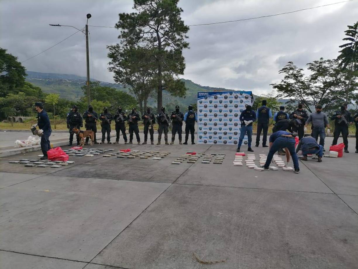 La droga fue presentada por los agentes antinarcóticos en instalaciones de la Secretaría de Seguridad. 