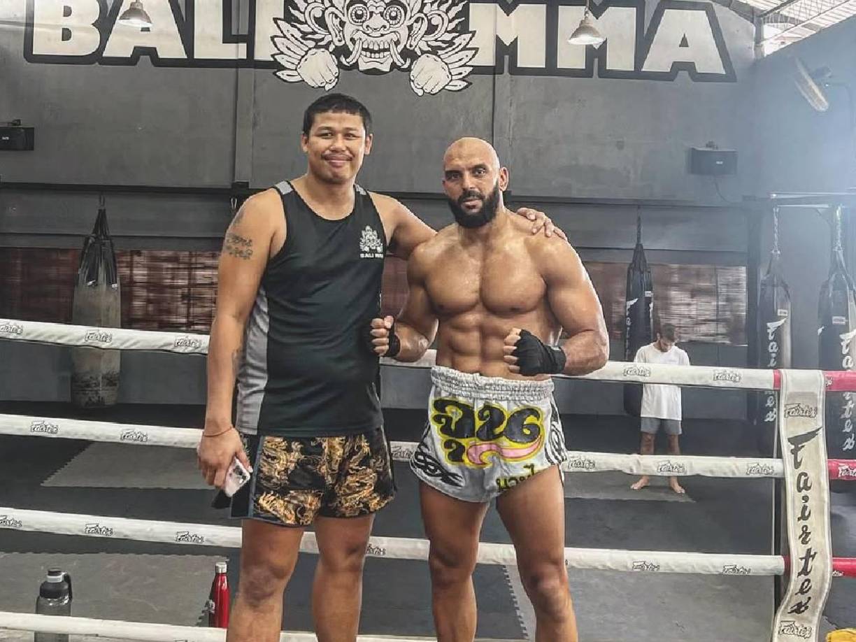 Su labor es seguir muy de cerca a Messi, a quien acompaña en todo momento sin dejarlo solo ni un minuto. Incluso dentro de los terrenos de juego, a los que no duda en acceder para detener a los aficionados que saltan en busca de una fotografía con el delantero.