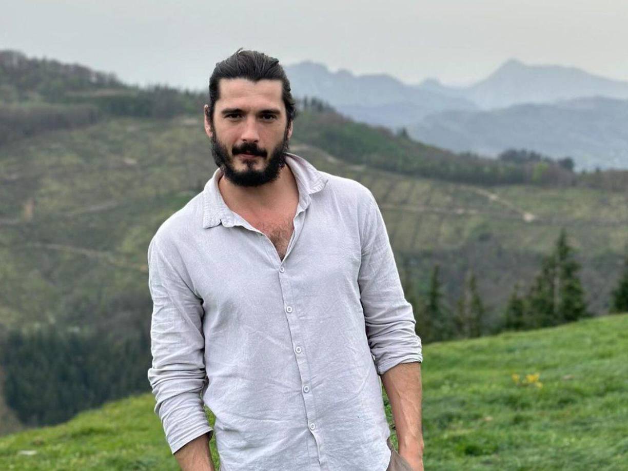 Yon es un actor y modelo español de 38 años que comenzó su carrera en la serie Sin Miedo a Soñar en 2006. Su salto a la fama fue luego de protagonizar la serie de Antena 3 El Internado, en 2007, en la que participó en las siete temporadas que duró la ficción. 