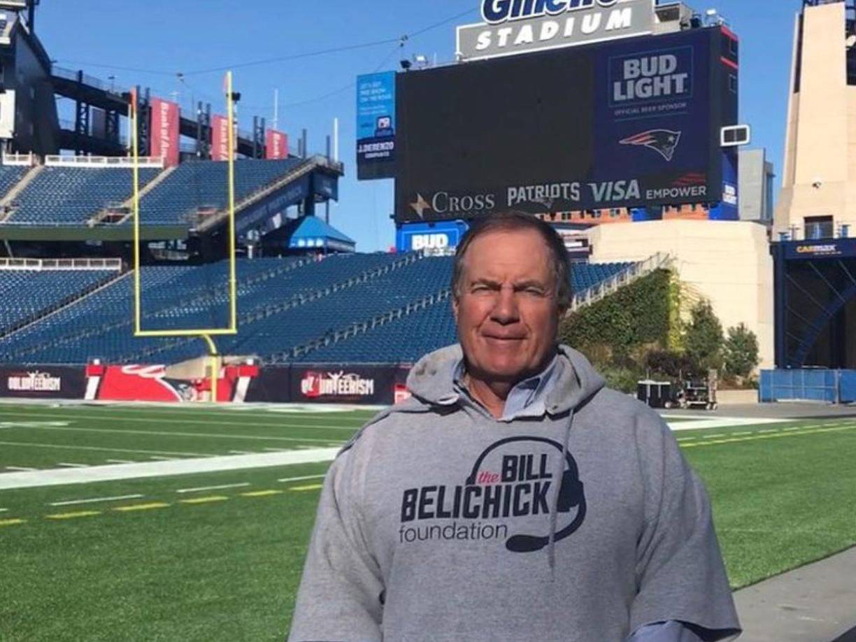 El ex head coach de los New England Patriots encontró el amor de nueva cuenta con una mujer 48 años menor que él.