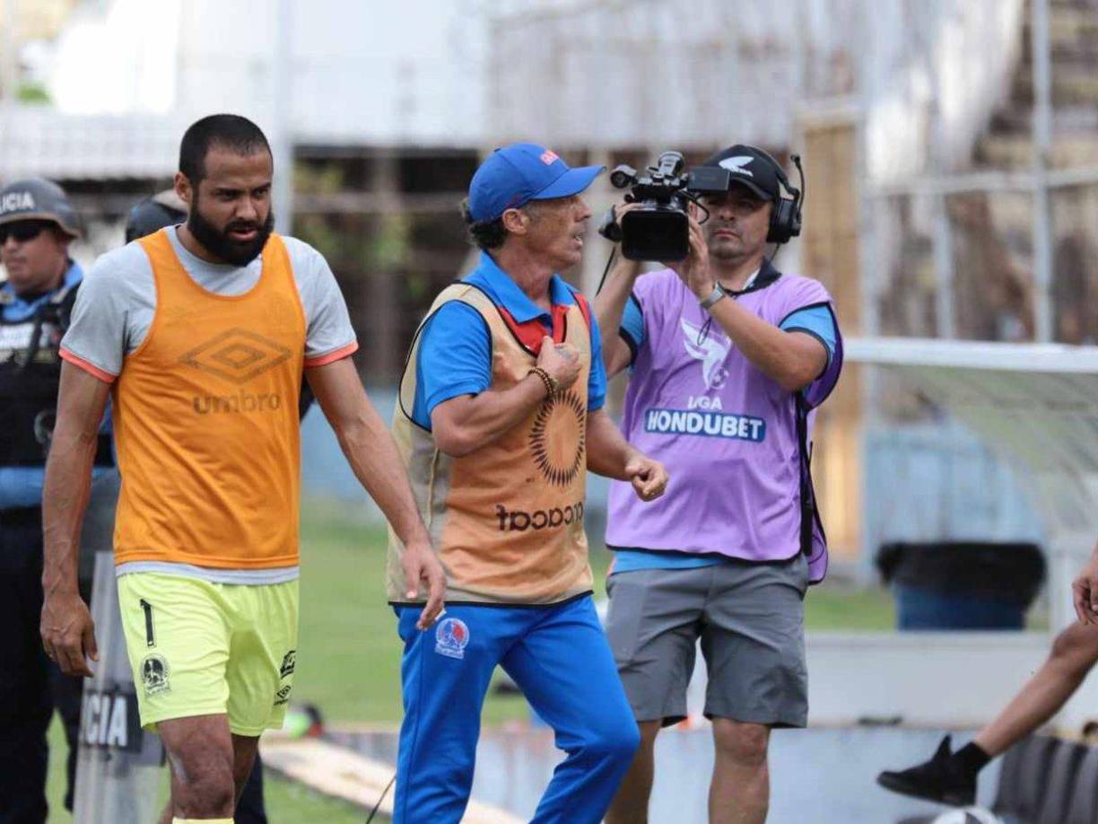 Al final Pedro Troglio se fue expulsado y también tuvo un rifirrafe con la afición del Victoria.