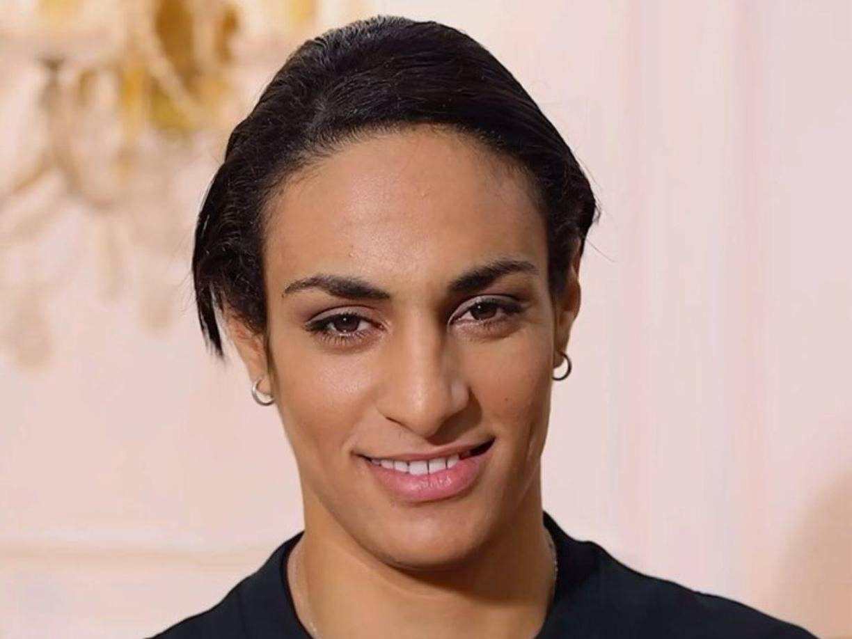 El video difundido en la red social Instagram del salón <i>Beauty Code</i>, muestra de primeras a Khelif sin maquillaje, con el pelo atado y guantes de boxeo. 