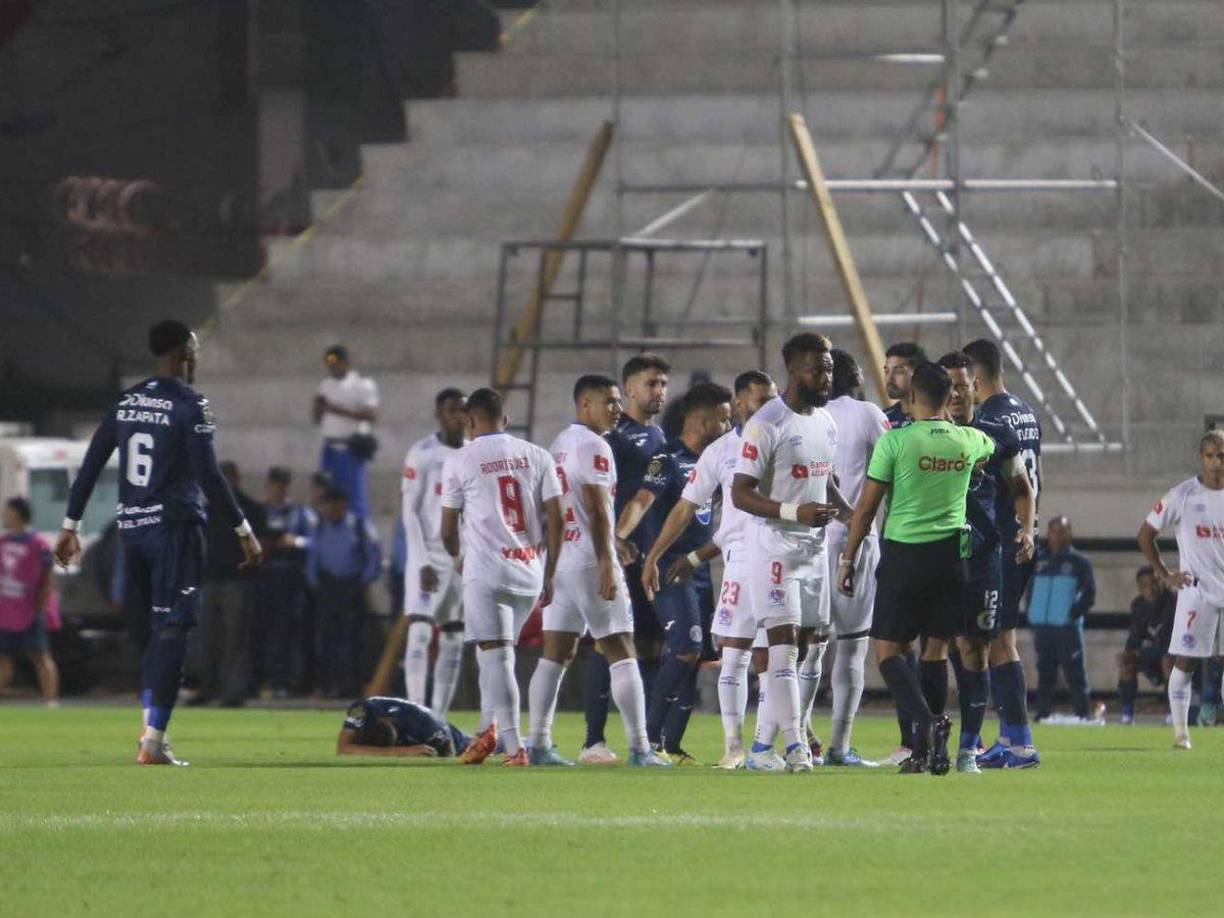 Apenas un minuto de partido y se armó un zafarrancho entre los jugadores luego de una falta de Benguché sobre Denis Meléndez. 