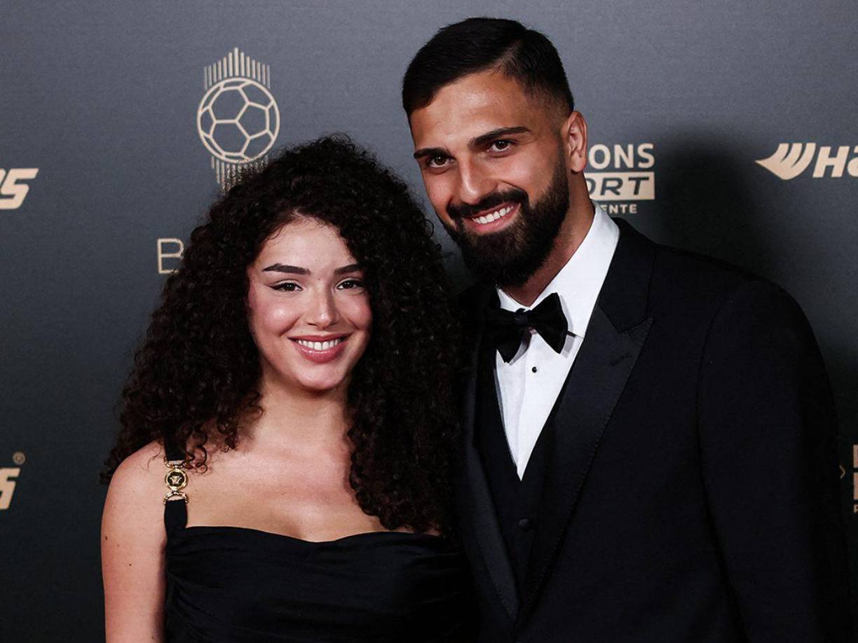 Giorgi Mamardashvili, portero de Georgia y del Valencia, junto a su pareja sentimental. 