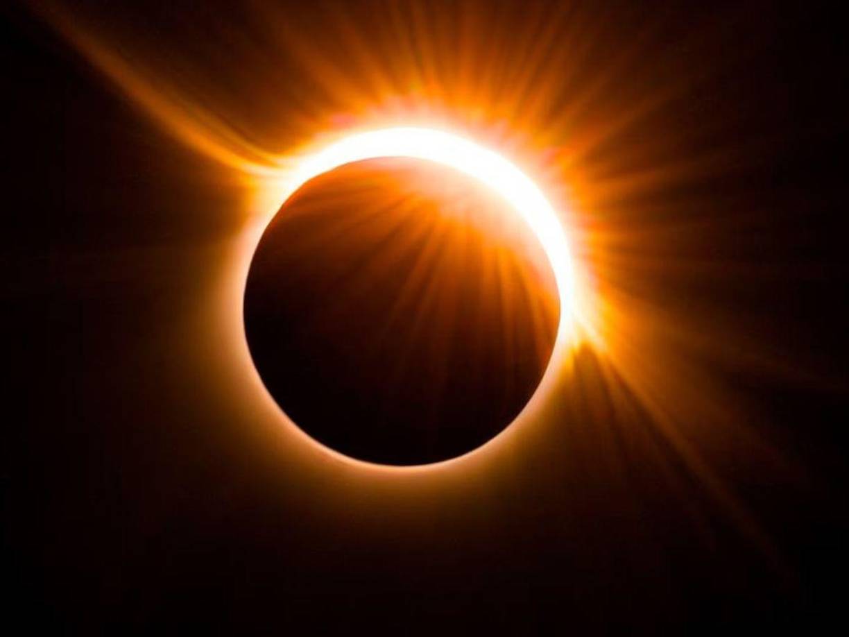 Las autoridades hacen un llamado a las personas para que usen las gafas adecuadas, ante el inminente riesgo de quedarse ciego si se ve de manera directa este eclipse que en Honduras se podrá apreciar a las 10:00 am.