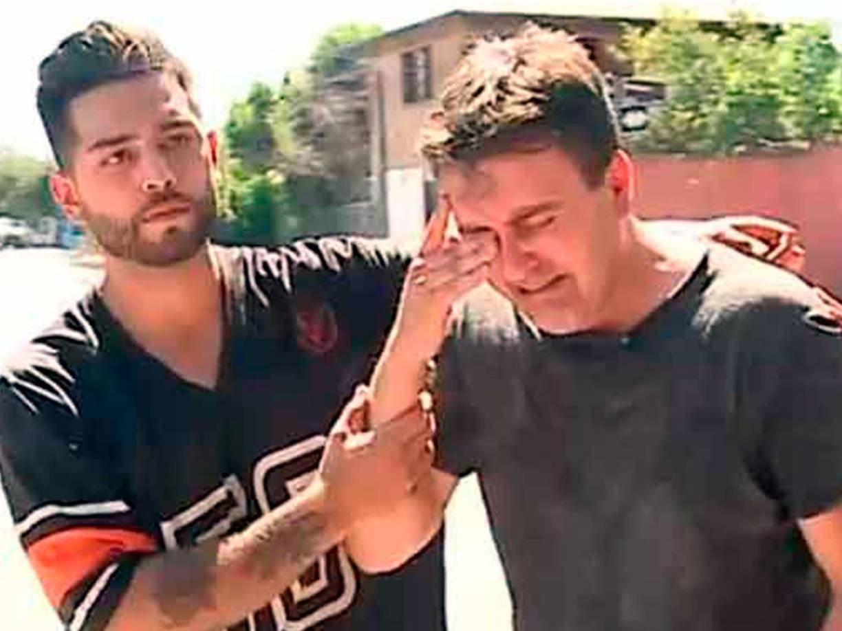 Felipe Rojas consuela a su amigo <b>Luis Petersen </b>después de asesinarle a su esposa Fernanda Maciel, quien estaba a semanas de dar a luz.