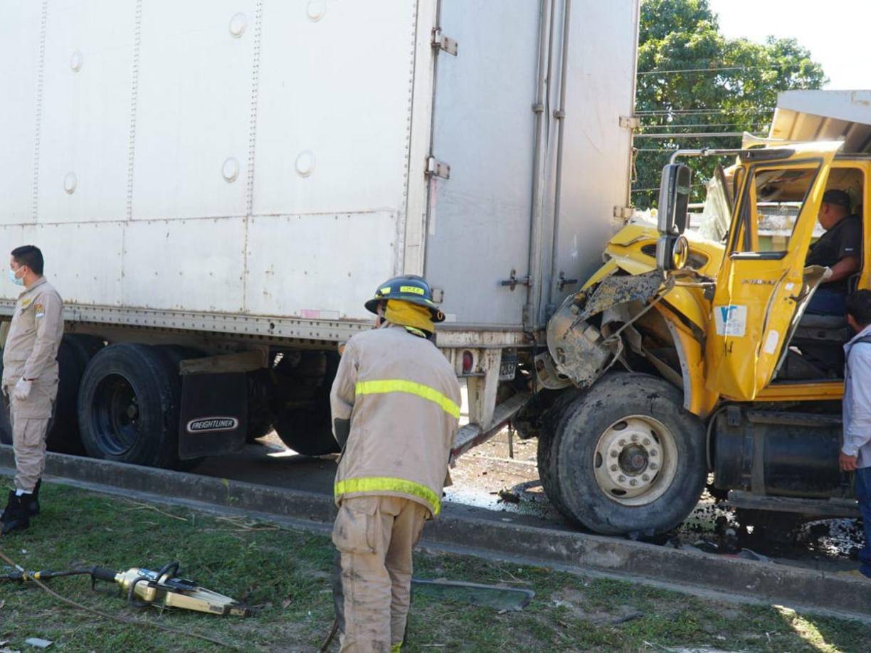 Según versiones del volquetero, el incidente se produjo debido a que le fallaron los frenos y fue inevitable chocar contra el otro vehículo.