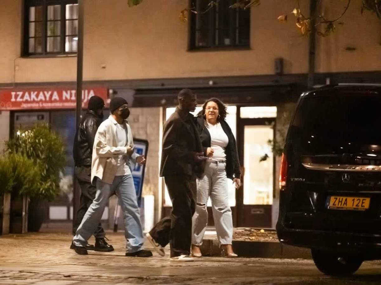 ‘Sport Bladet’ captó a Kylian, de quien se dice que salió con una sueca este verano, y a Mukiele en una foto cuando salían del restaurante Chez Jollie el jueves por la noche.