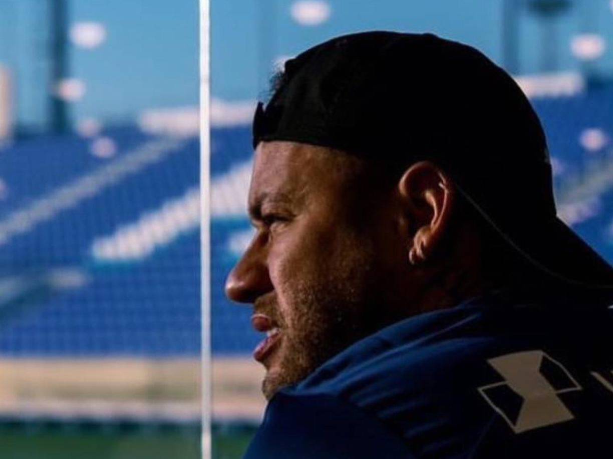 De los 10 meses estimados de recuperación ya pasaron nueve, por lo que el jugador aprovechó el buen ánimo para explorar una nueva faceta en su vida.