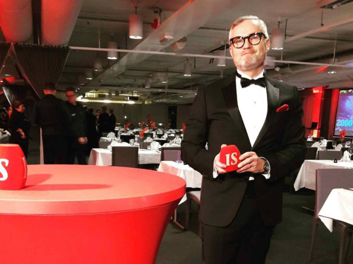 Además, respondió a otras menciones que se hicieron sobre él en las redes: “Este fue un fallo técnico mío, del que asumo la responsabilidad. Dejo mi puesto como seleccionador del Balón de Oro”.