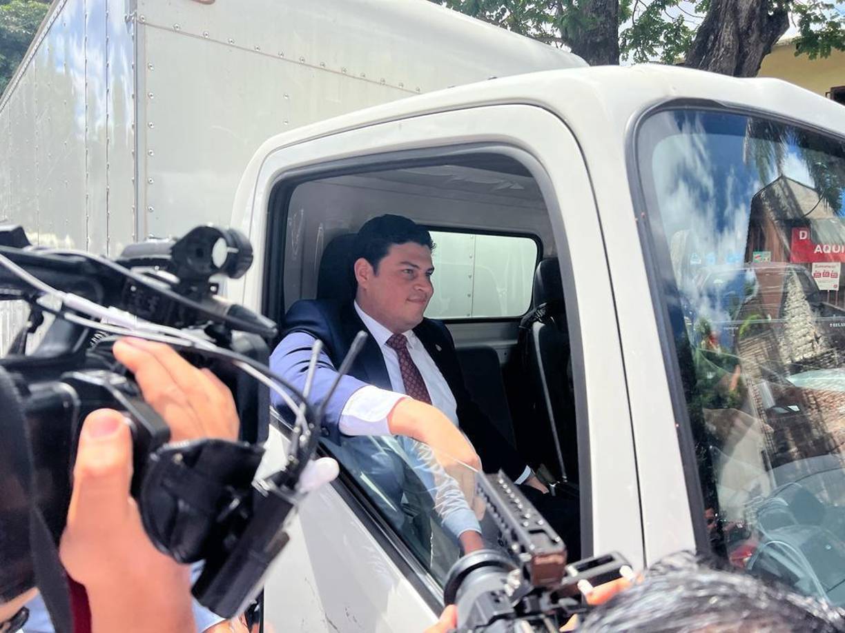 El director del Servicio de Administración de Rentas (SAR), Marlon Ochoa, llegó este miércoles a bordo de un camión cargado con cajas que contenían supuestas pruebas contra empresarios vinculados a la corrupción y narcotráfico. 