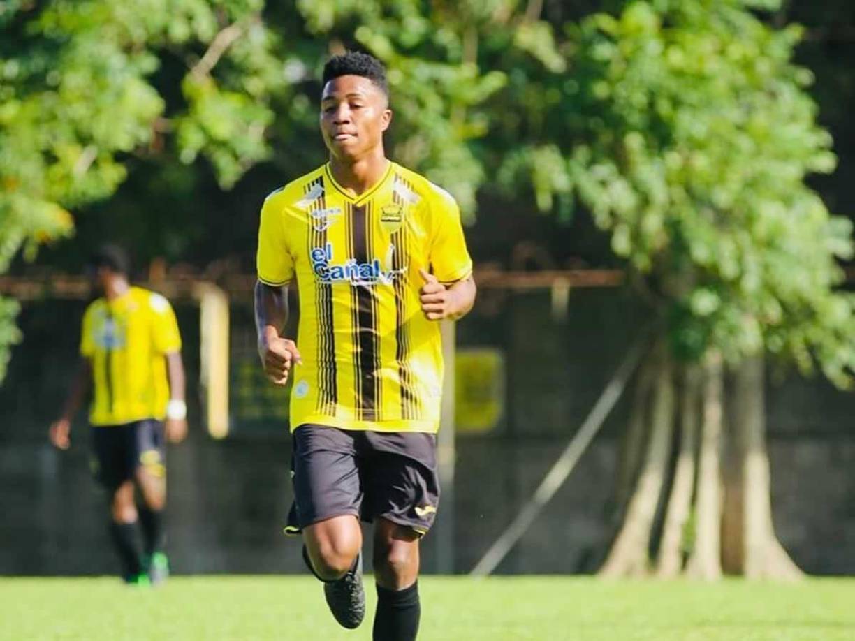 Axel Barrios vistiendo la camiseta del Real España. Formó parte de las reservas de la Máquina antes de debutar en Primera División con el Real de Minas.