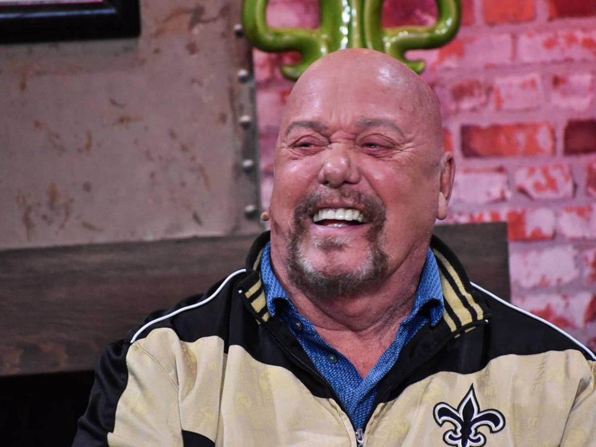 “El Perro” se consolidó como una de las voces más reconocidas en el fútbol mexicano y hasta la fecha logró conseguir una de las trayectorias más impresionantes del periodismo mexicano.