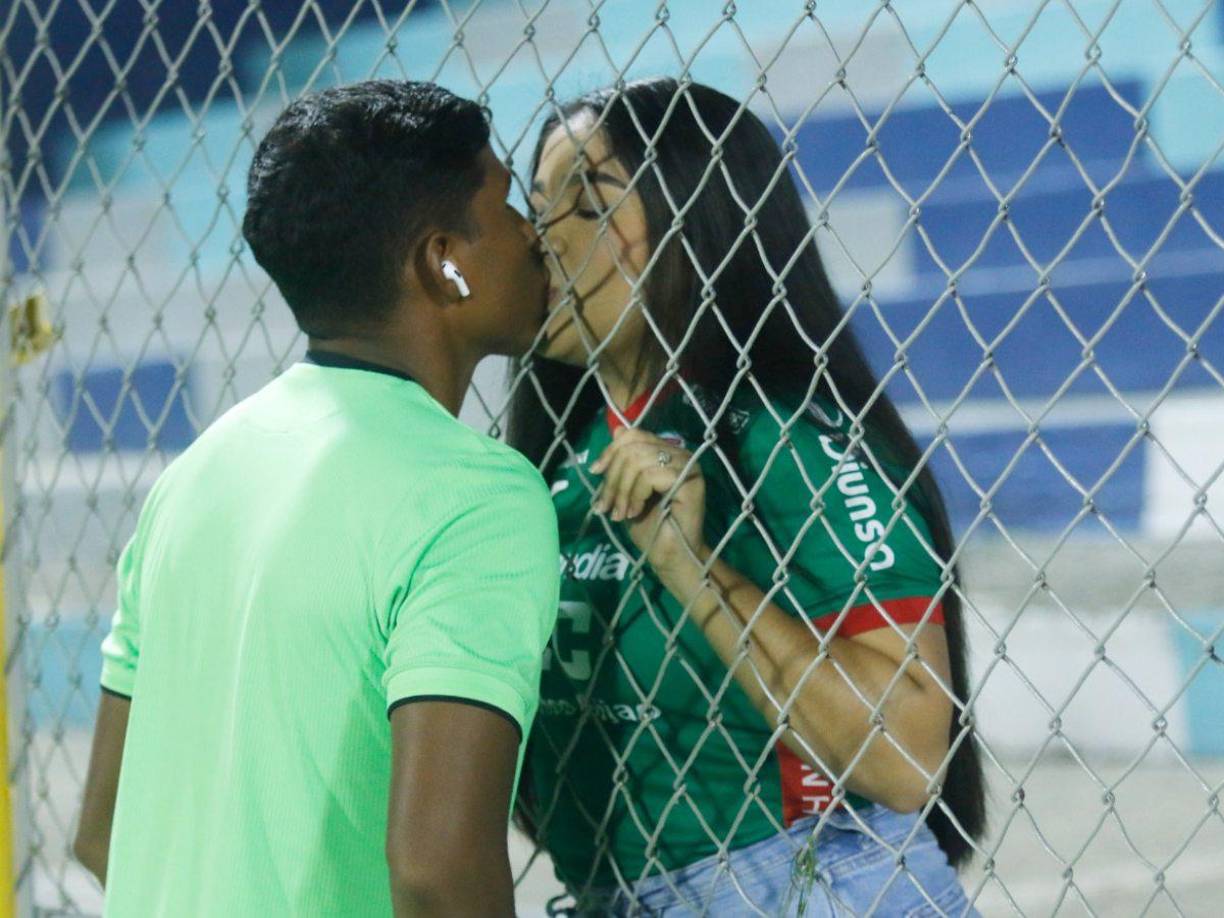 Samuel Elvir del Marathón besando a su novia antes del inicio del partido. 