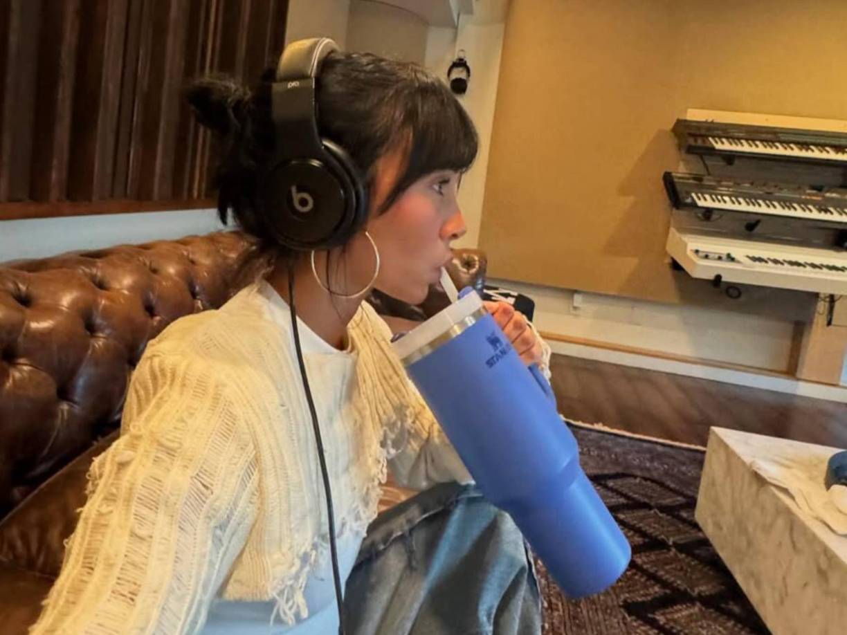 Estos acercamientos entre la artista, de 25 años, y el futbolista, surgieron en un momento delicado para la ex participante del reality Operación Triunfo, quien previamente estuvo relacionada con el actor Miguel Bernardeau.