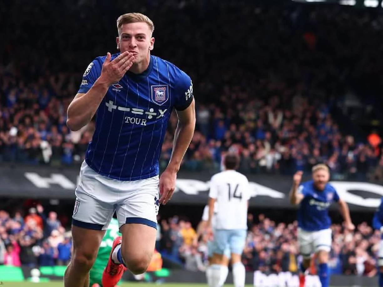 Informa talkSport, el Chelsea y Manchester United estarían interesados en el fichaje de la estrella del Ipswich Town, Liam Delap. Sin embargo, el Manchester City tiene una opción de recompra por el joven.