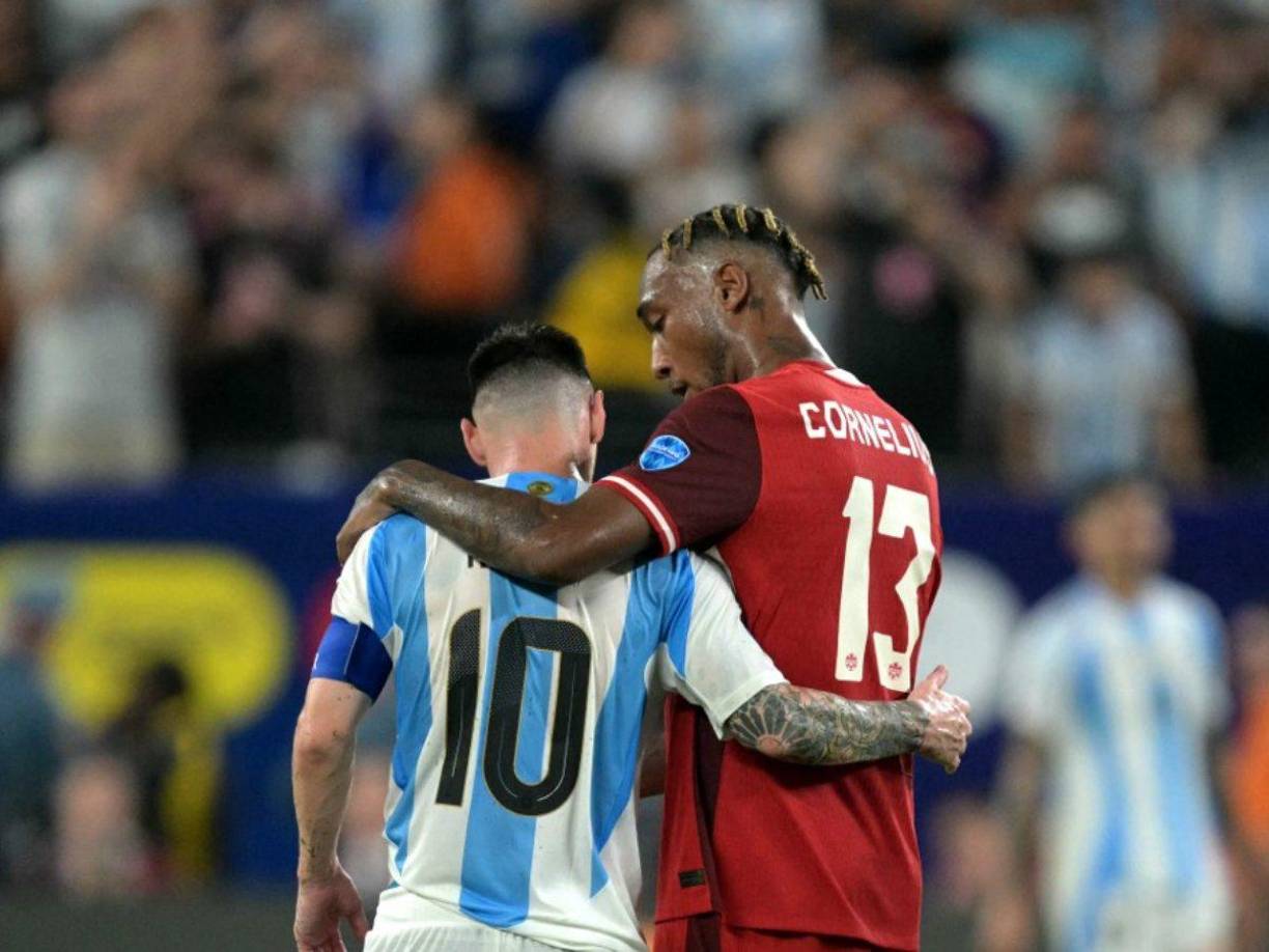 Derek Cornelius de Canadá le fue a pedir de forna rápida la camiseta a Leo Messi.