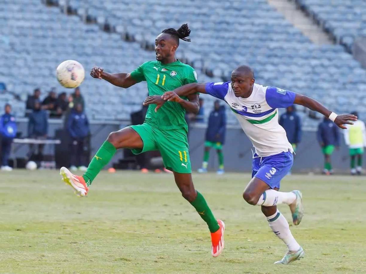 En la la Confederación Africana de Fútbol (CAF) hay 53 selecciones que compiten en ocho grupos de seis equipos y un grupo de cinco, tras la retirada de Eritrea, y cada uno de los ganadores de grupo se clasifica automáticamente para el Mundial 2026. Los cuatro mejores segundos de grupo pasarán a una fase de repesca para determinar el otro clasificado a la justa mundialista.