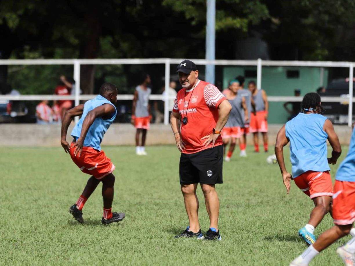 El entrenador uruguayo Martín “Tato” García es el timonel del Vida y dirigió el debut de los cocoteros en la segunda división. 