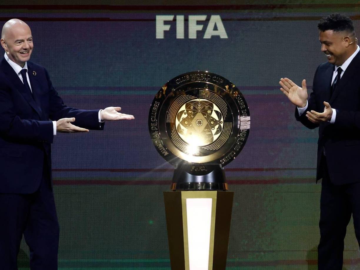 Infantino y Ronaldo Nazario presentaron el trofeo que se llevará el campeón del Mundial de Clubes: Está bañado en oro de 24 quilates y celebra a las 211 federaciones afiliadas a la FIFA con grabados en 13 idiomas y lenguaje braille.