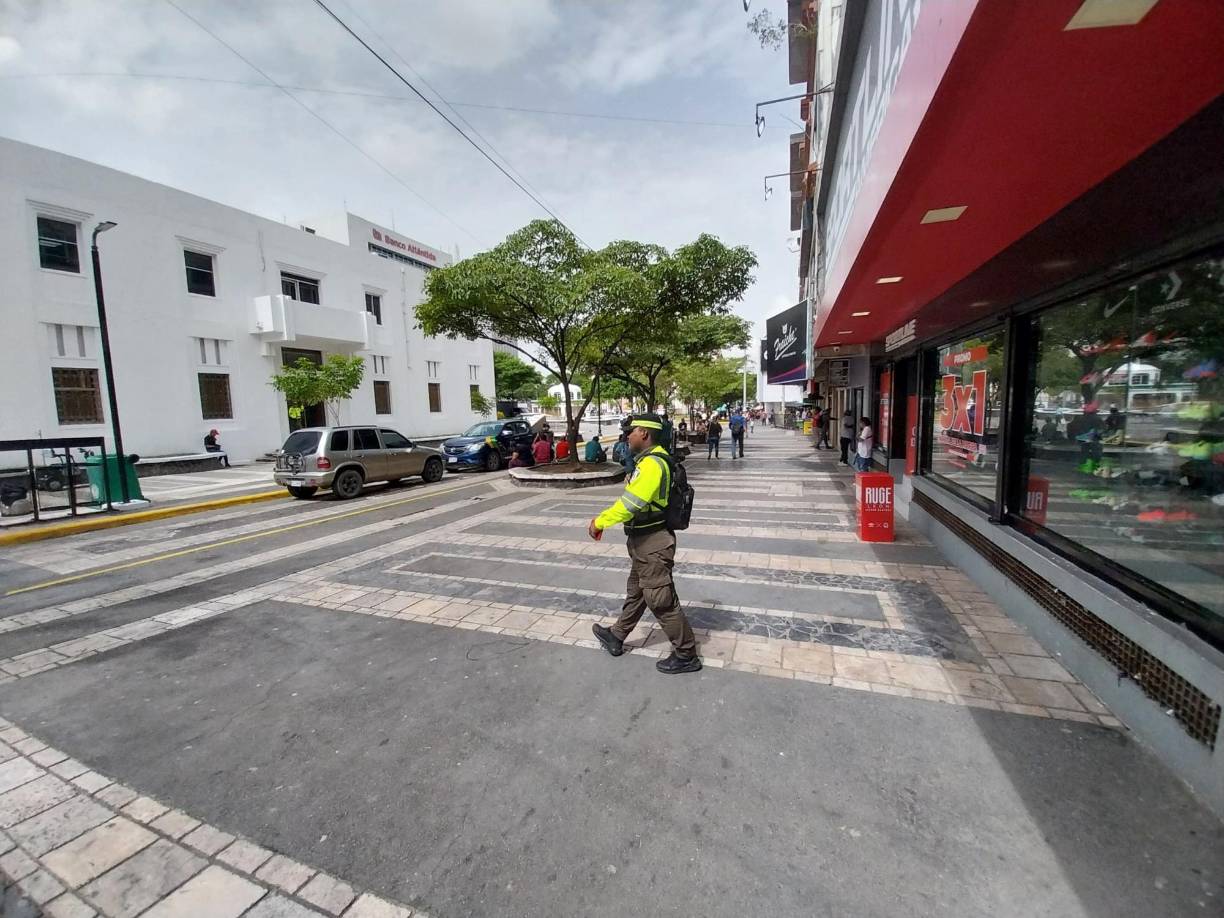 Ya el jueves, los vendedores primero dieron su versión aduciendo que no eran ellos lo dela agresión y luego el alcalde anunció que 34 vendedors serían reubicados. Ahora el parque luce limpia y transitable.