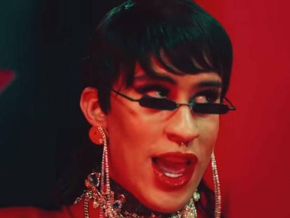 Sin embargo, la sociedad sigue teniendo reservas con las personas de la comunidad LGBTI+, en especial, en el género urbano que canta Bad Bunny, por lo que según expertos en la industria, le podría traer consecuencias financieras a largo plazo. 