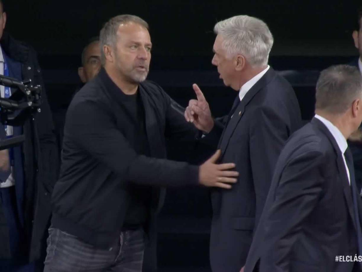 Tras el cuarto gol del Barcelona, Carlo Ancelotti se fue a reclamarle algo a Hansi Flick.
