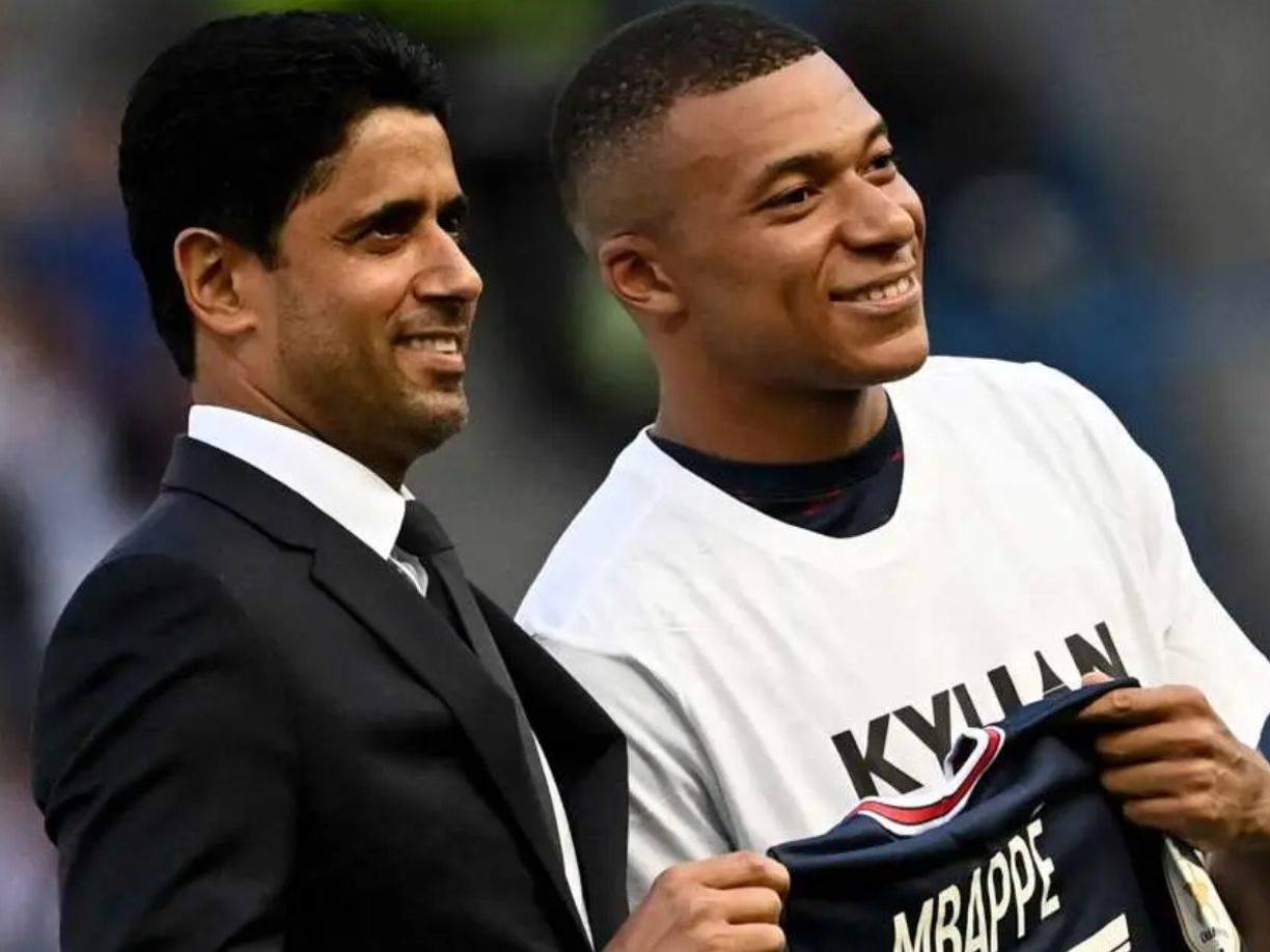 El conflicto comenzó en agosto, cuando Mbappé propuso renunciar a su prima de “fidelidad” de 80 millones de euros si no prolongaba su contrato, un gesto para evitar que el club se sintiera engañado.