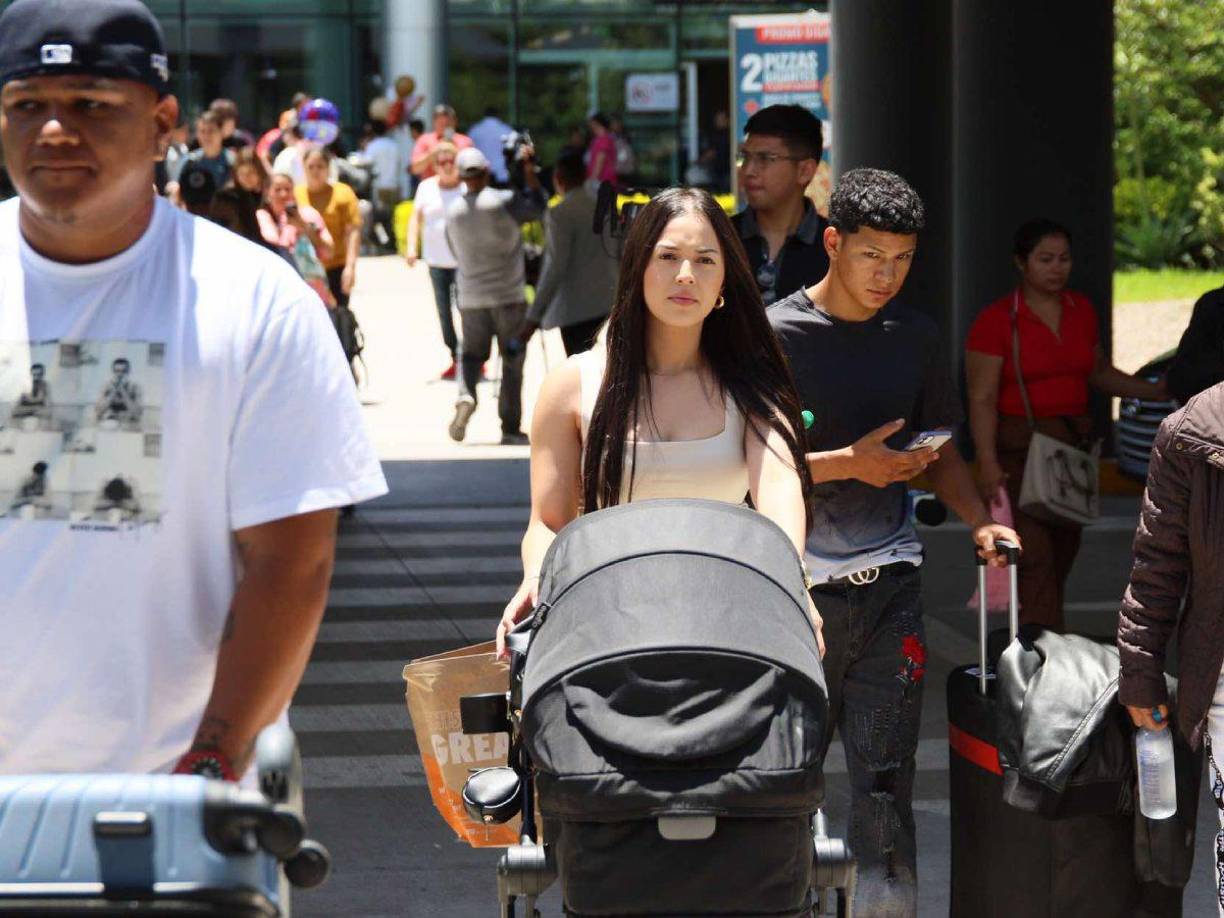 Daniella Zavela es la esposa del volante hondureño Kervin Arriaga y aterrizó en el Aeropuerto de Palmerola.