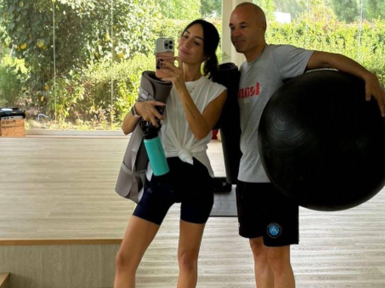 A través de las redes sociales, el fubolista se mantiene activo y suele compartir imágenes al lado de su esposa, demostraron que se continúa preparándose para su siguiente reto.