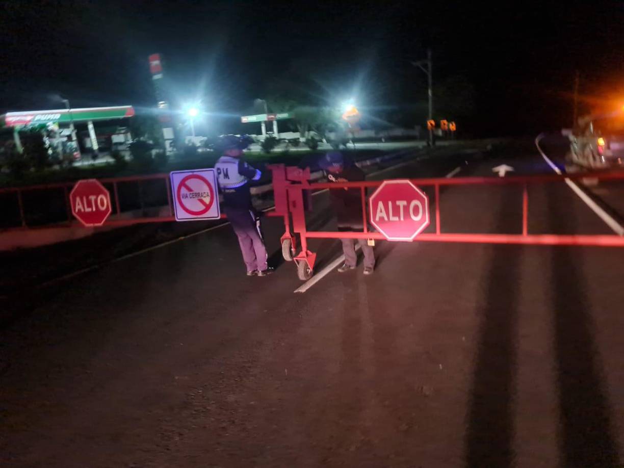 Una carretera que conecta el sur y el centro de <b>Guatemala</b> permanecía cerrada preventivamente este domingo tras la entrada en erupción del volcán de Fuego, el más activo de Centroamérica. 