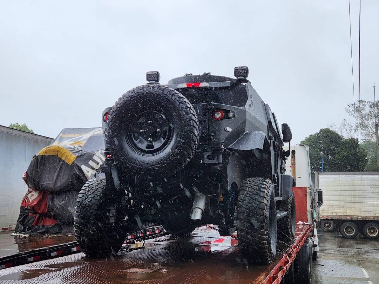 Los vehículos Karnaf cuentan con capacidad para cinco pasajeros equipados, ofreciendo una maniobrabilidad superior y adaptabilidad para operar en áreas de difícil acceso. 