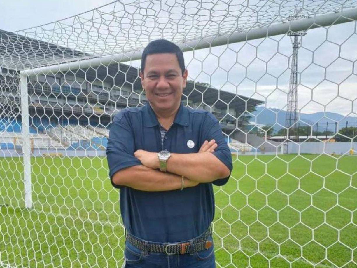 Américo Navarrete : Muy recordado por sus programas de Acontecer Deportivo. El destacado comunicador ahora informa a través de plataformas sociales.