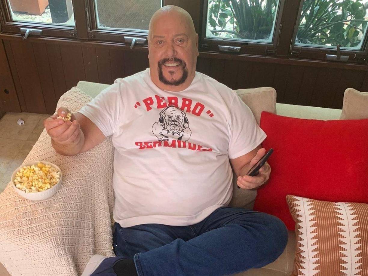 “Yo en ese momento agradecí a Televisa, agradecí a TUDN. Agradecí el haber terminado con ellos, porque en Estados Unidos tenemos un contrato por un año más, donde te pagan absolutamente todo como si estuvieras trabajando y en ese contrato la única forma de que te dejen de pagar es que te vayas a otro medio”, comenzó diciendo Enrique Bermúdez en charla con El Récord de México. 