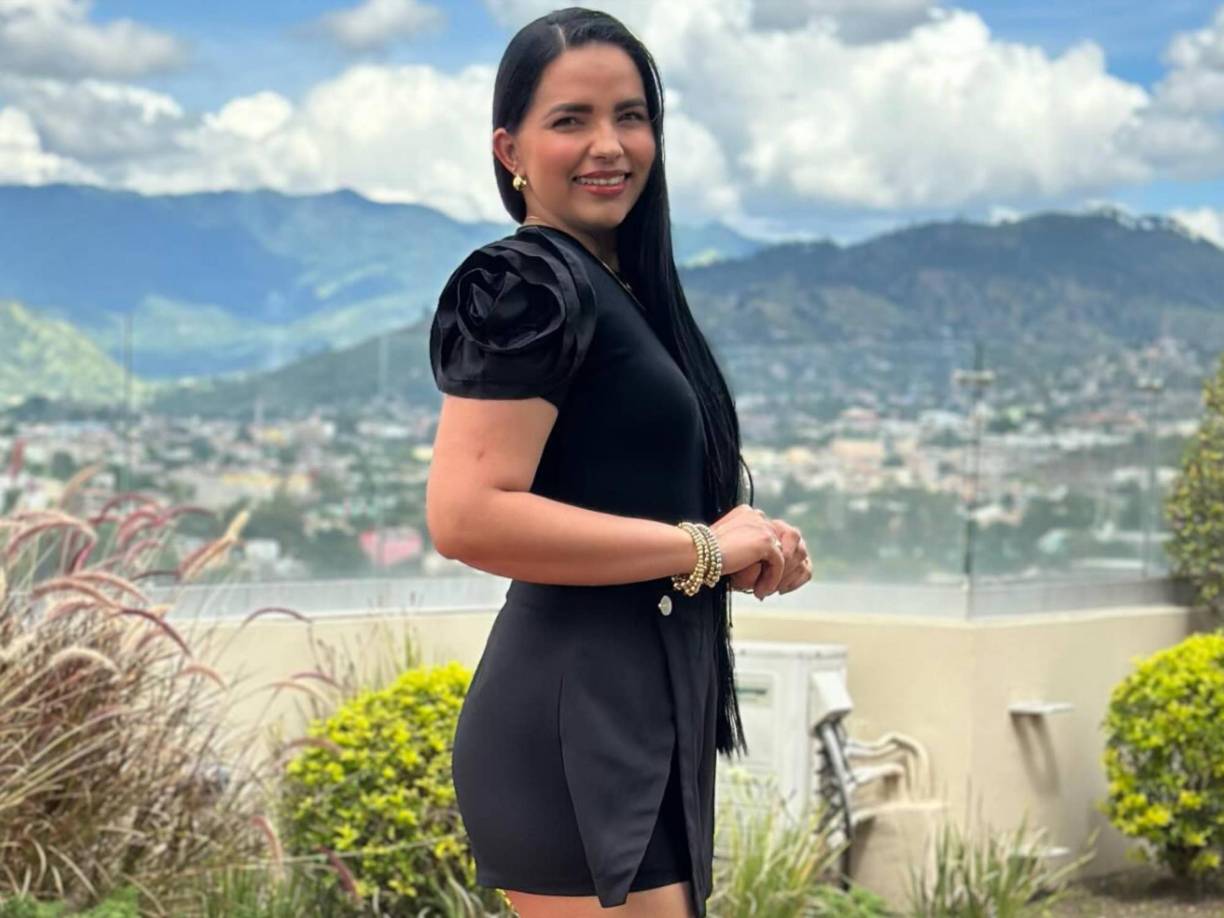 Ella es Paula Vivas, hermosa chica de Venezolana que ahora apoya a full a la selección de Honduras.