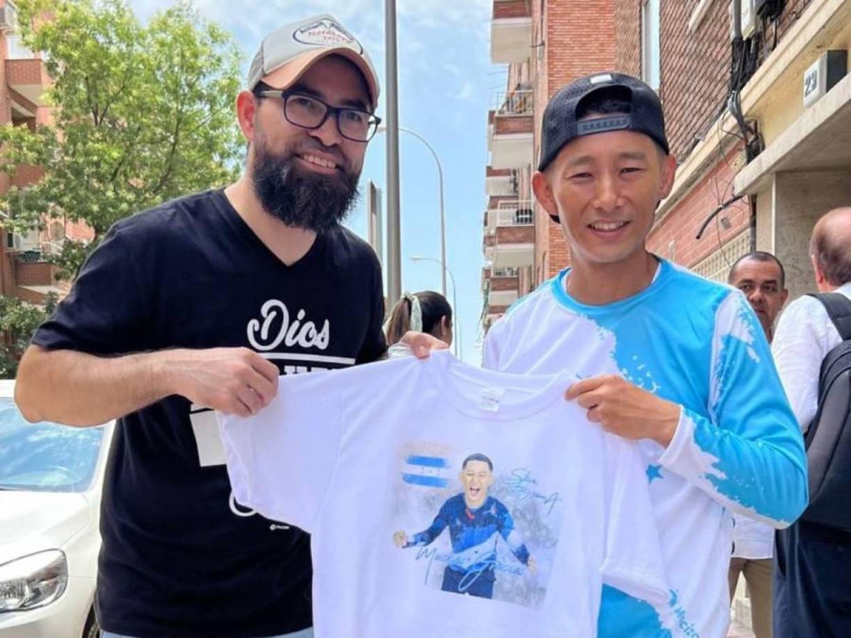 Además, Shin y el otro joven que le acompañaba por las calles de Barcelona, concluyeron que los inmigrantes no se van a esos países porque así lo desean, sino por buscar mejores condiciones de vida para sus familias, pese a que no les guste.