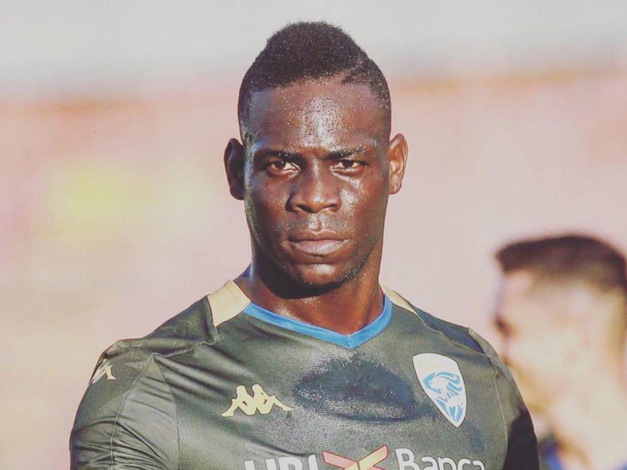 El delantero italiano Mario Balottelli está en negociaciones con el Corinthians de Brasil .